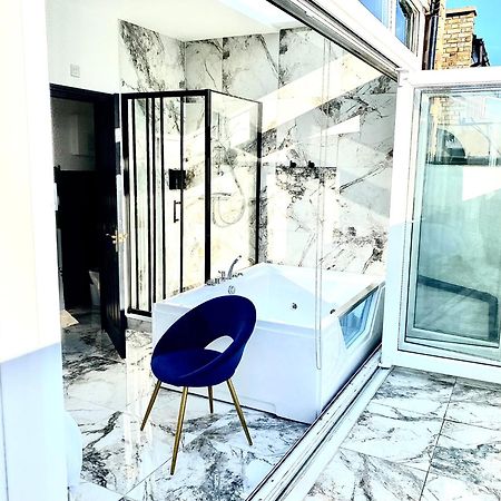 Duke And Duchess Apartments And Rooms - Private In Room Hot Tub Suites Londres Exterior foto