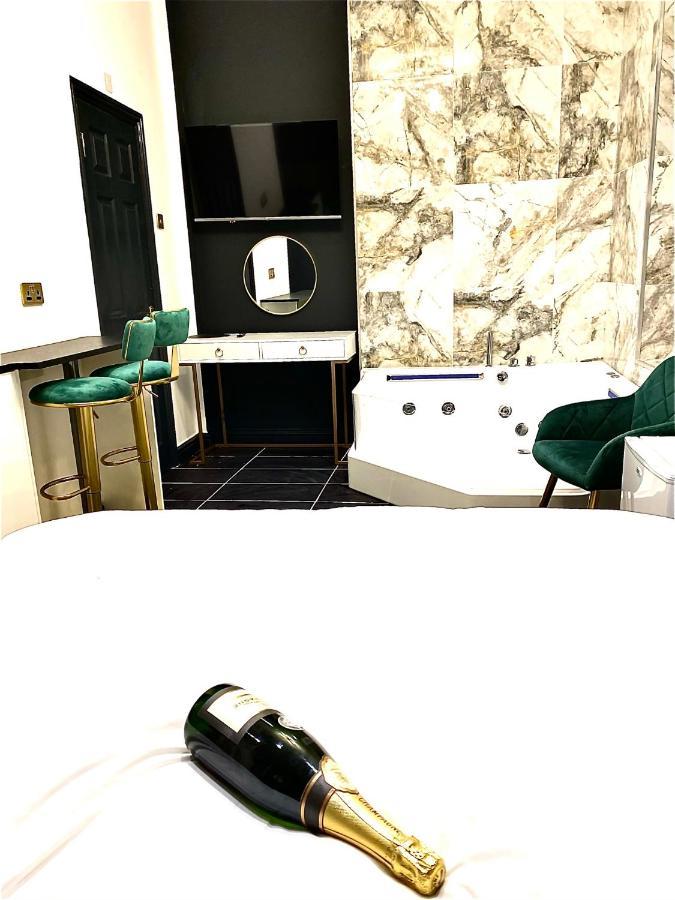 Duke And Duchess Apartments And Rooms - Private In Room Hot Tub Suites Londres Exterior foto