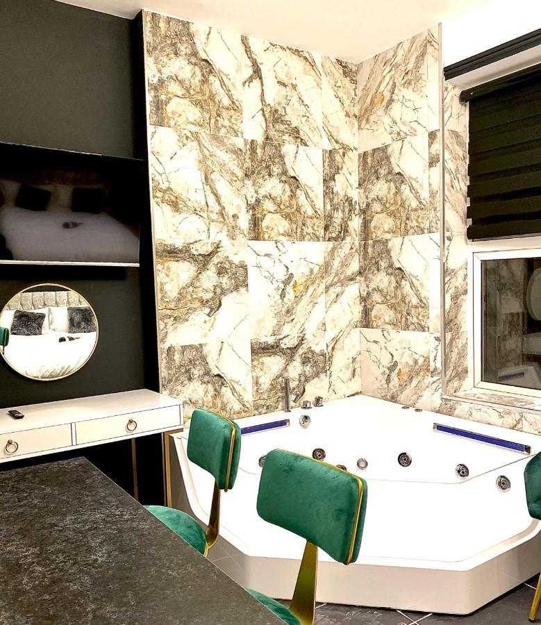 Duke And Duchess Apartments And Rooms - Private In Room Hot Tub Suites Londres Exterior foto