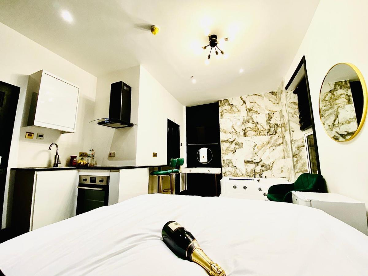 Duke And Duchess Apartments And Rooms - Private In Room Hot Tub Suites Londres Exterior foto
