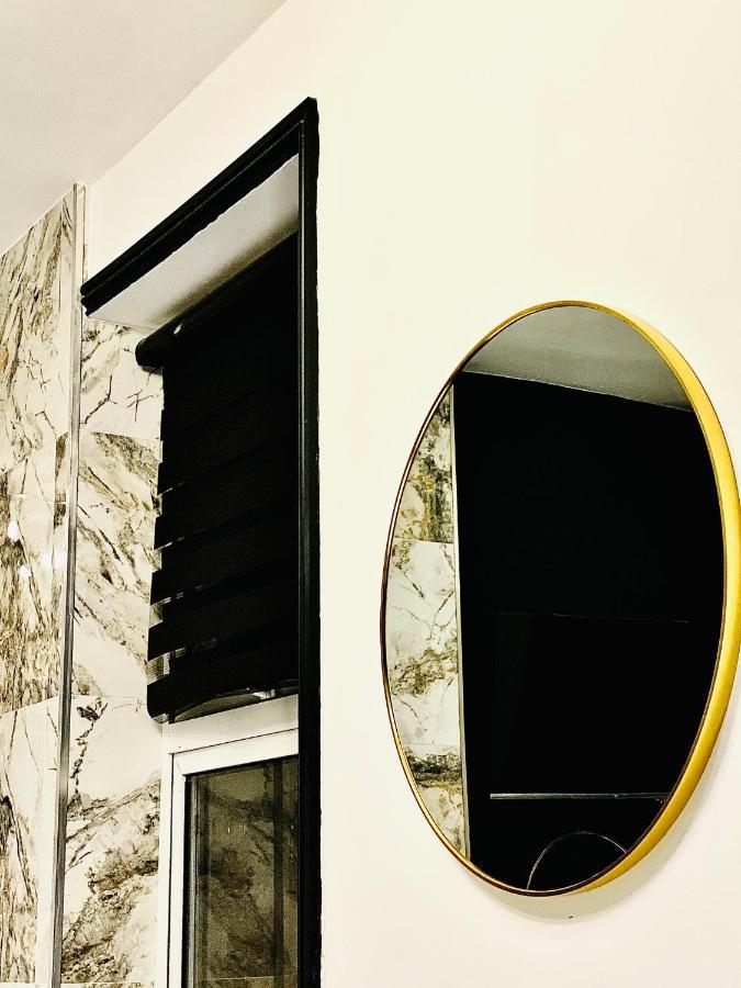 Duke And Duchess Apartments And Rooms - Private In Room Hot Tub Suites Londres Exterior foto