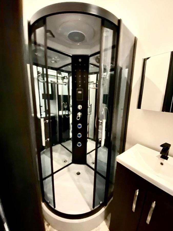 Duke And Duchess Apartments And Rooms - Private In Room Hot Tub Suites Londres Exterior foto