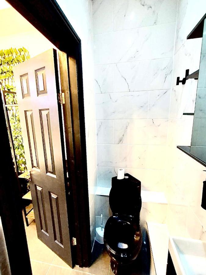 Duke And Duchess Apartments And Rooms - Private In Room Hot Tub Suites Londres Exterior foto