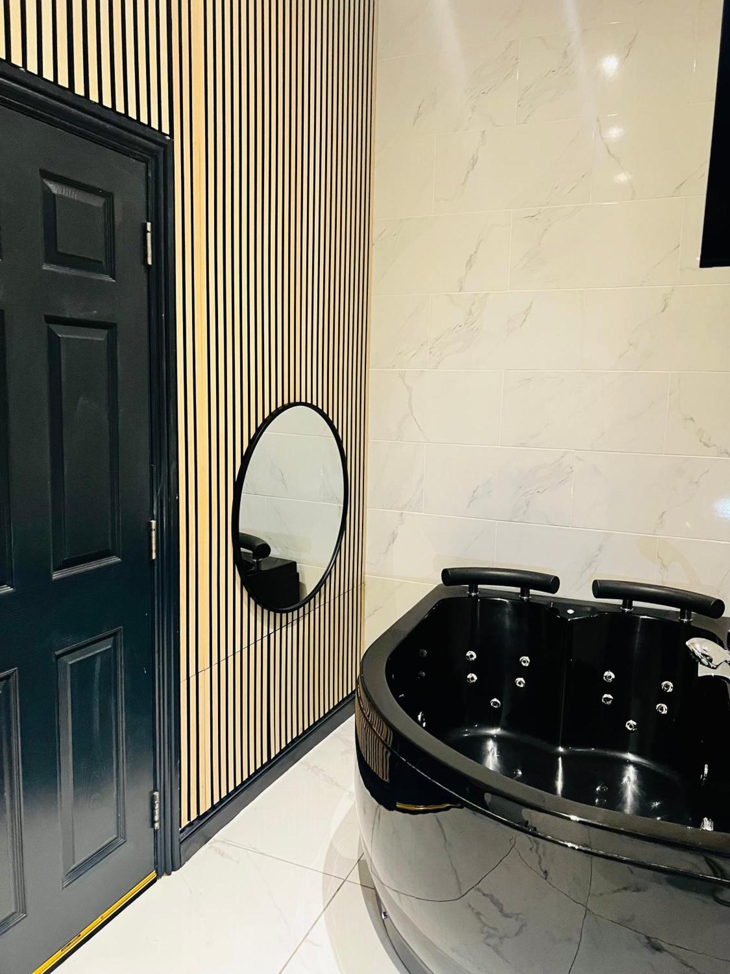 Duke And Duchess Apartments And Rooms - Private In Room Hot Tub Suites Londres Exterior foto