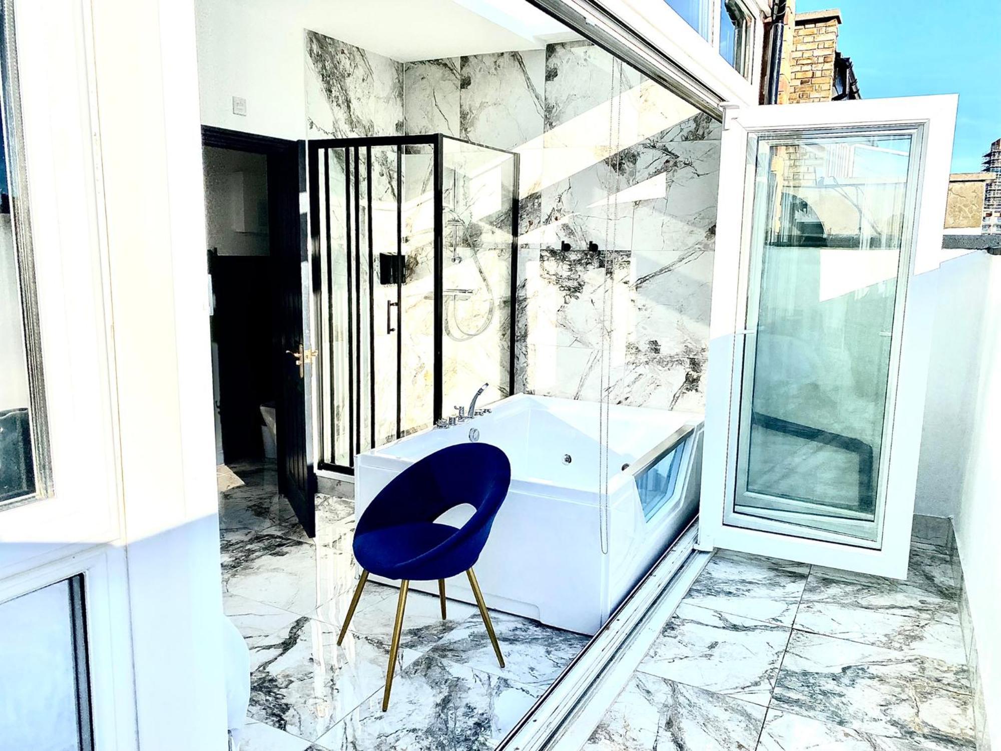Duke And Duchess Apartments And Rooms - Private In Room Hot Tub Suites Londres Exterior foto