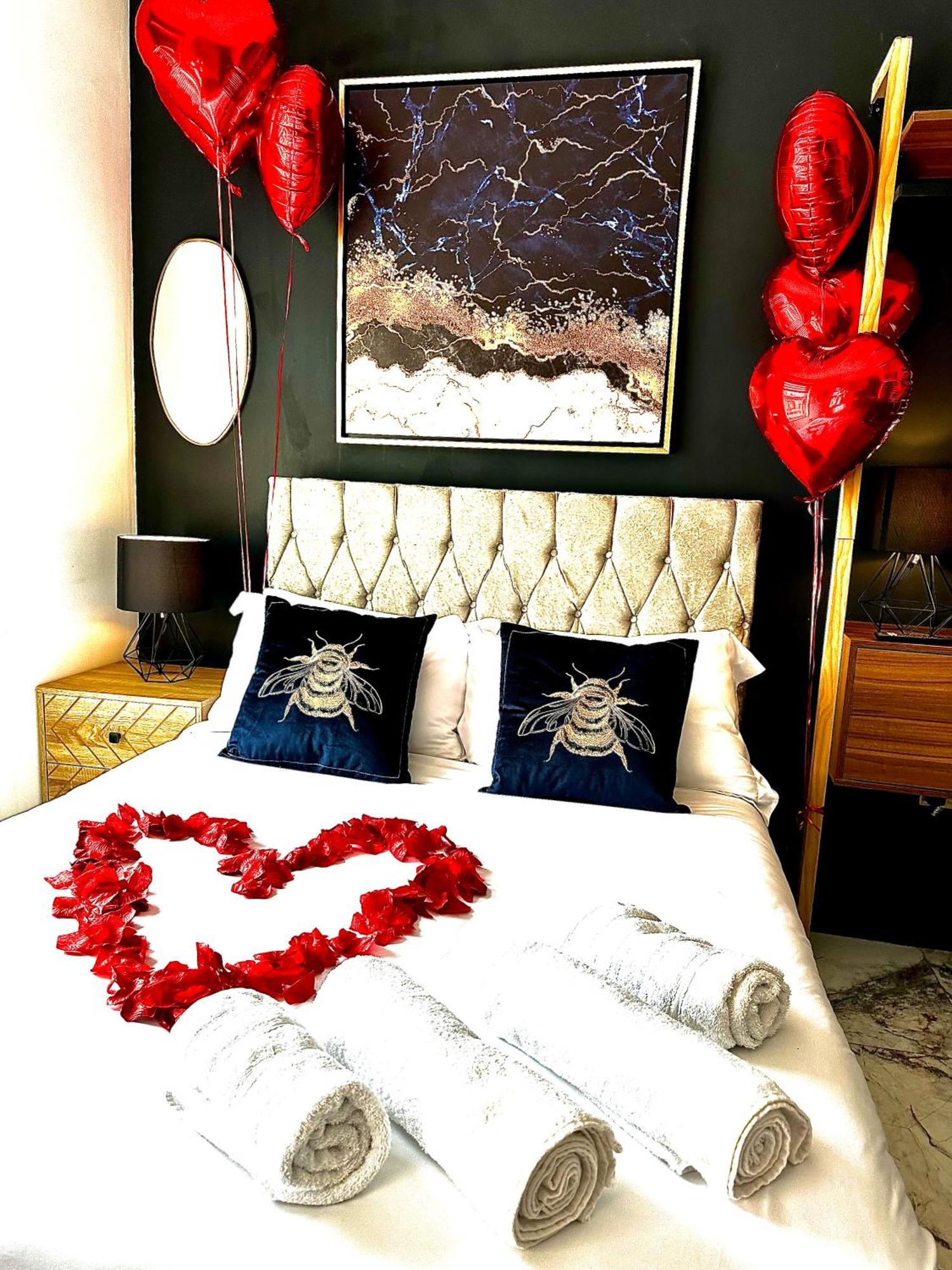 Duke And Duchess Apartments And Rooms - Private In Room Hot Tub Suites Londres Exterior foto