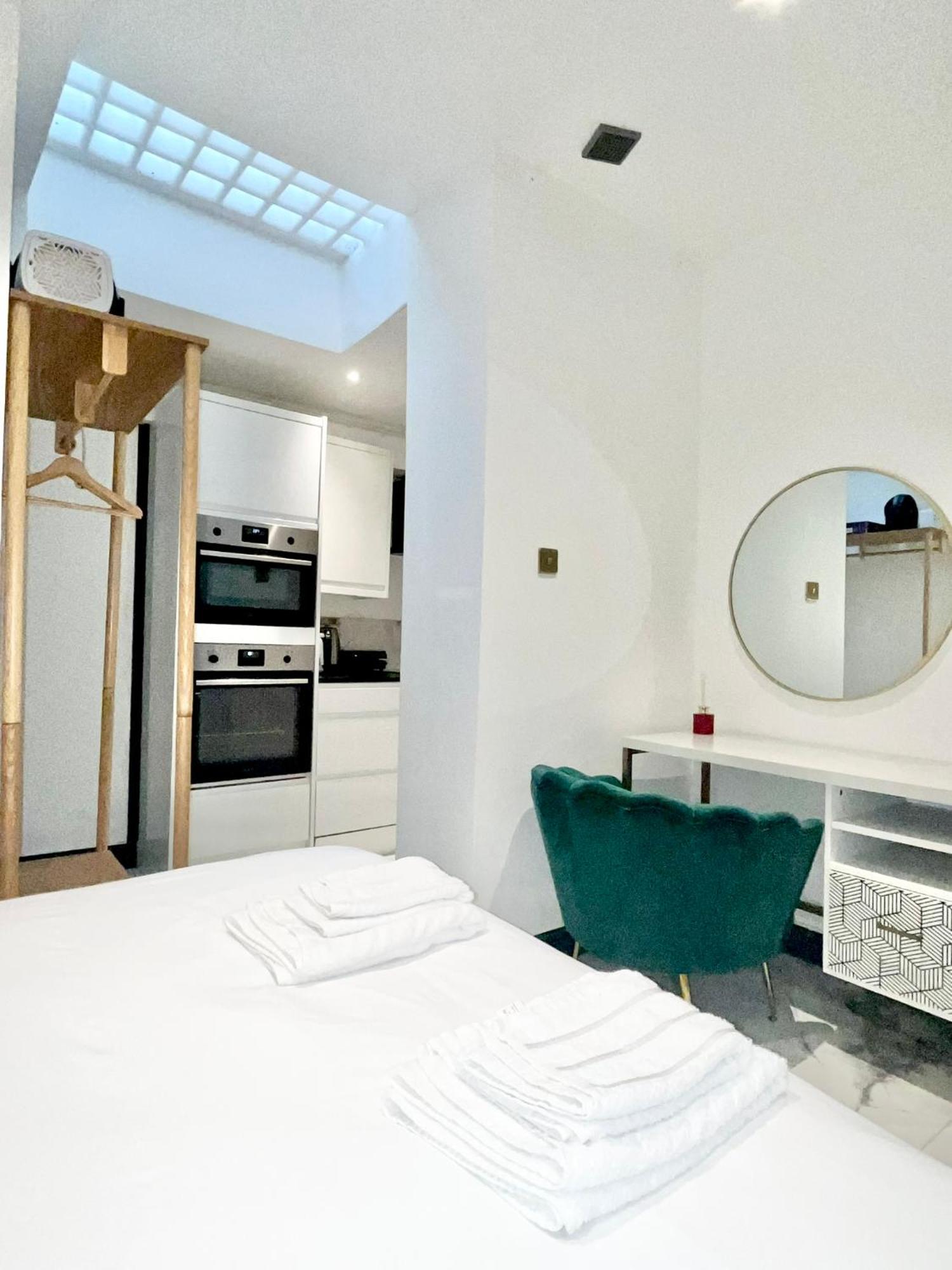 Duke And Duchess Apartments And Rooms - Private In Room Hot Tub Suites Londres Exterior foto