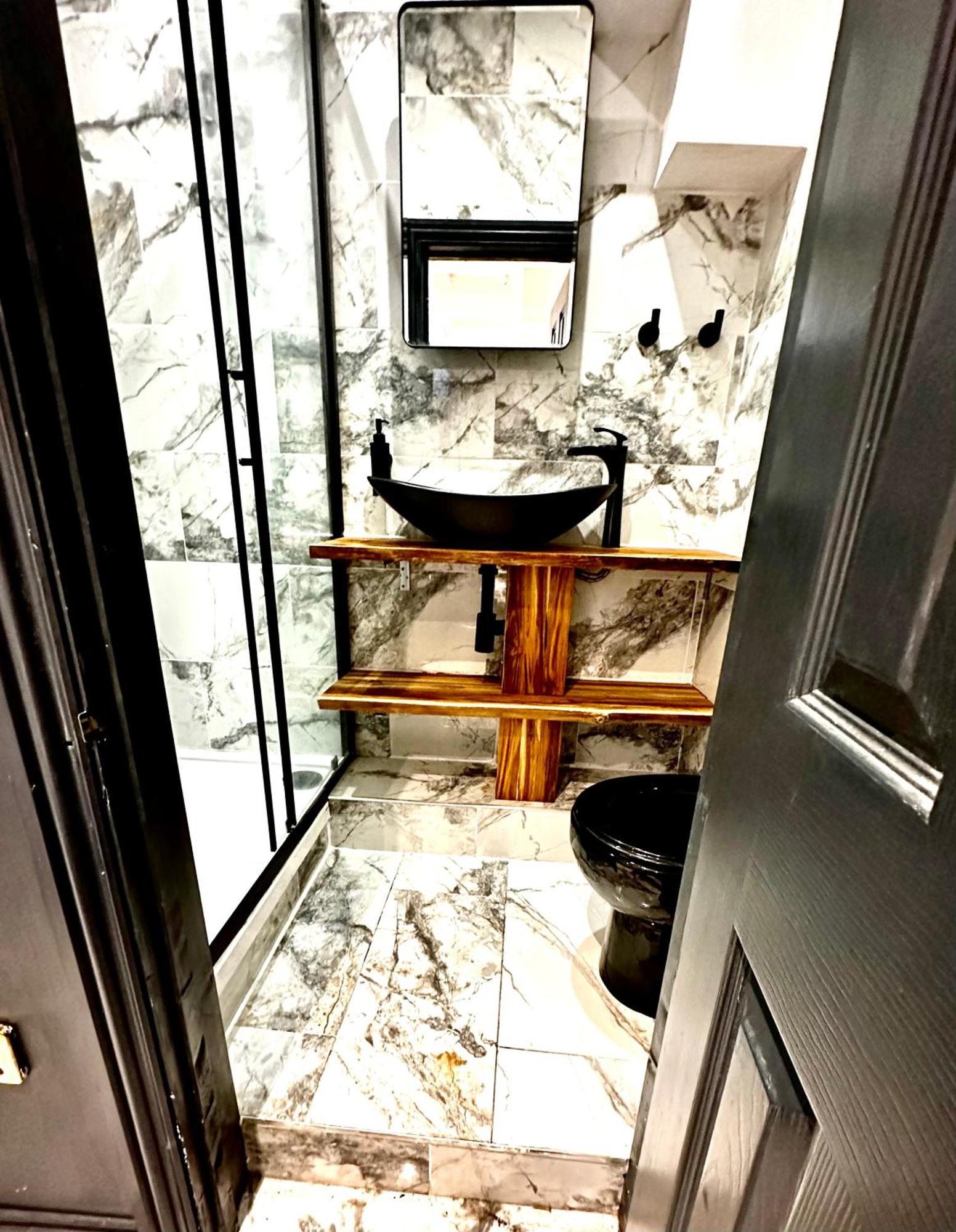 Duke And Duchess Apartments And Rooms - Private In Room Hot Tub Suites Londres Exterior foto