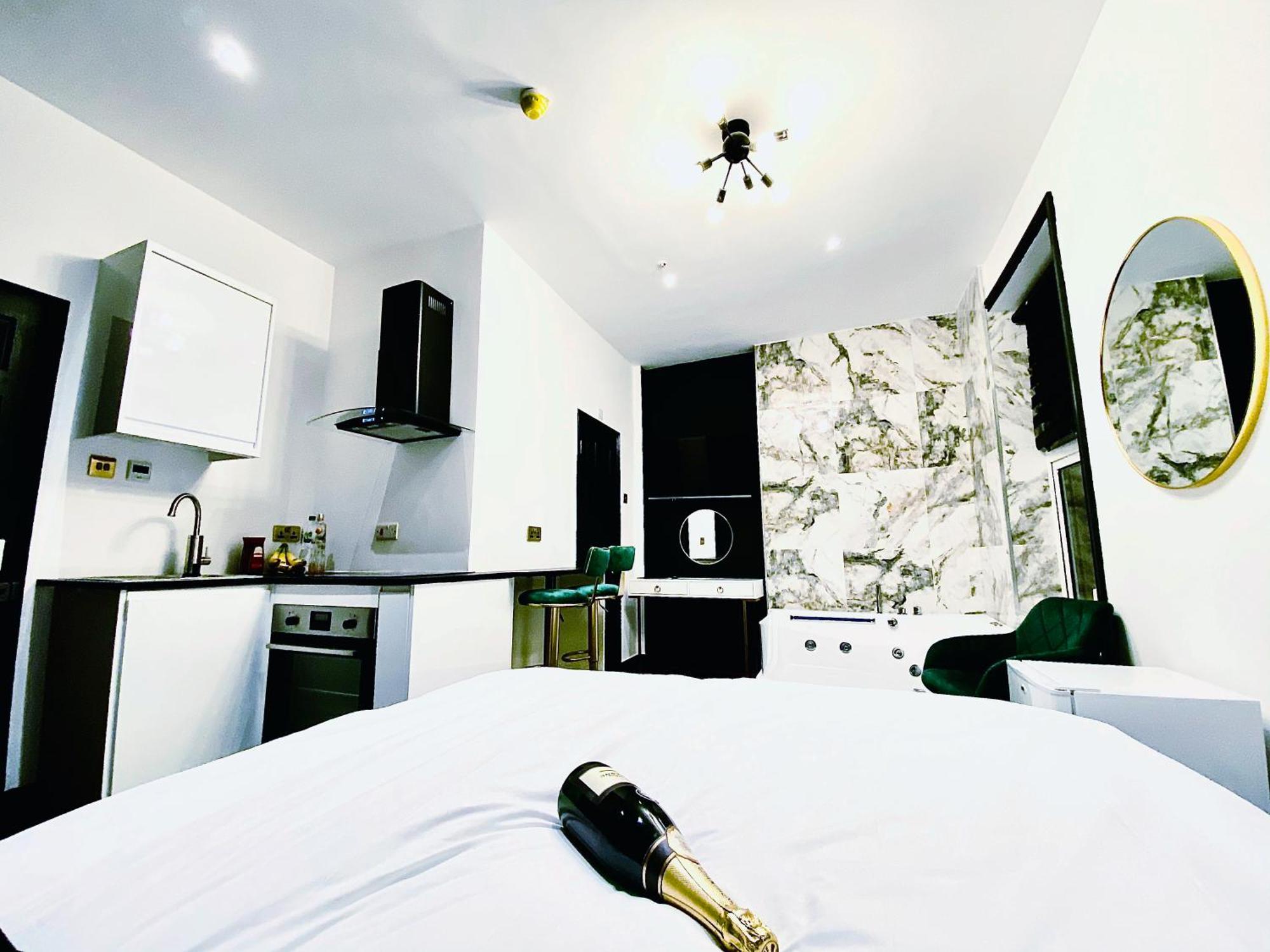 Duke And Duchess Apartments And Rooms - Private In Room Hot Tub Suites Londres Exterior foto